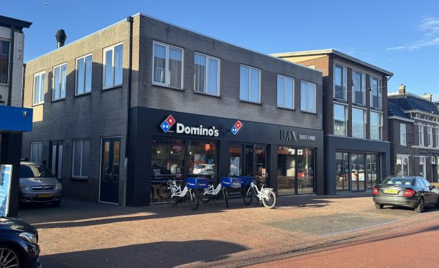 Domino's en Dax in winkelstraat Surhuisterveen